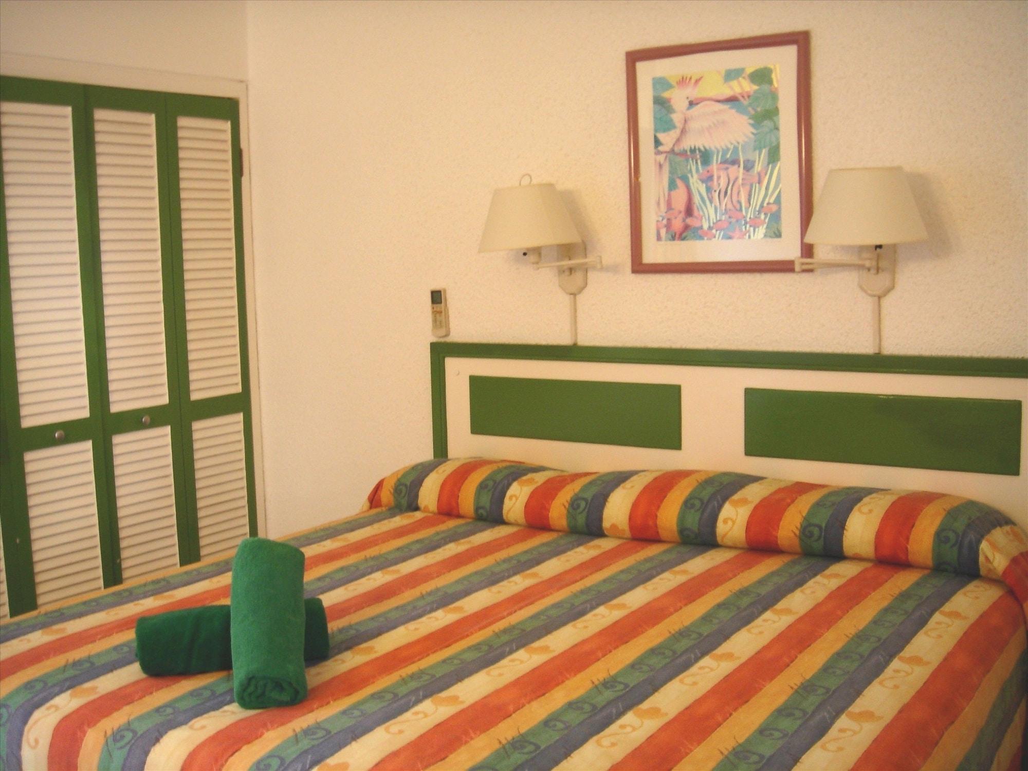 Plum Tree Club Apartment ไครสต์เชิร์ช ภายนอก รูปภาพ